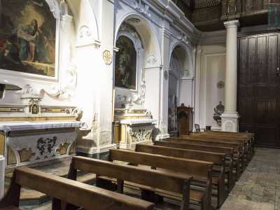 Tutto l'ambiente � dominato da volute di gesso, decorazioni progettate tra il 1746 e il 1747 dall'architetto napoletano Domenico Antonio Vaccaro